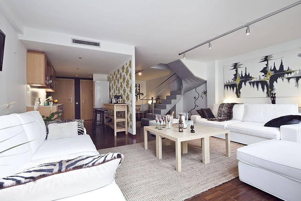 Apartment Barcelona Rentals - Private Pool And Garden Center Екстер'єр фото